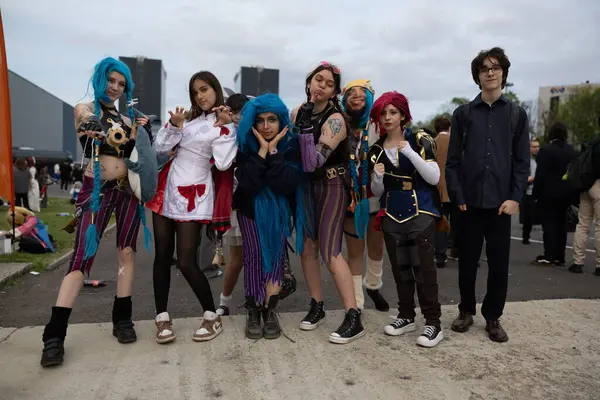 Bükreş, Romanya - 27 Nisan 2025: Doğu Avrupa Comic Con 'da Cosplayers. Çizgi roman, film, TV dizisi, bilim kurgu ve fantezi, oyun, Japon kültürü, Anime, Manga, tahta oyunları, kart oyunları ve son olarak da teknoloji oyunlarını seviyorlar..