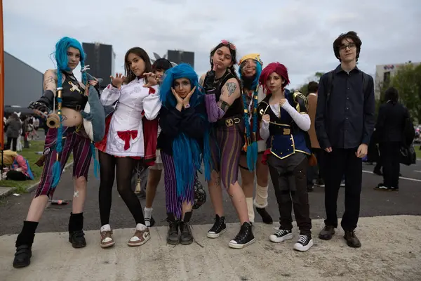 Bükreş, Romanya - 27 Nisan 2025: Doğu Avrupa Comic Con 'da Cosplayers. Çizgi roman, film, TV dizisi, bilim kurgu ve fantezi, oyun, Japon kültürü, Anime, Manga, tahta oyunları, kart oyunları ve son olarak da teknoloji oyunlarını seviyorlar..