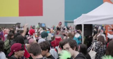 Bükreş, Romanya - 27 Nisan 2025: Doğu Avrupa Comic Con 'da Cosplayers. Çizgi roman, film, TV dizisi, bilim kurgu ve fantezi, oyun, Japon kültürü, Anime, Manga, tahta oyunları, kart oyunları ve son olarak da teknoloji oyunlarını seviyorlar..