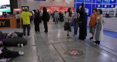 Bükreş, Romanya - 27 Nisan 2025: Doğu Avrupa Comic Con 'da Cosplayers. Çizgi roman, film, TV dizisi, bilim kurgu ve fantezi, oyun, Japon kültürü, Anime, Manga, tahta oyunları, kart oyunları ve son olarak da teknoloji oyunlarını seviyorlar..
