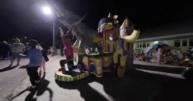 George Town, Exuma, Bahamalar - 4 Ocak 2025: Junkanoo, İngiliz sömürgelerinde Afrika köleliği döneminde yapılmış ve 1700 'lere dayandığı söylenen bir festivaldir.