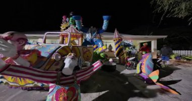 George Town, Exuma, Bahamalar - 4 Ocak 2025: Junkanoo, İngiliz sömürgelerinde Afrika köleliği döneminde yapılmış ve 1700 'lere dayandığı söylenen bir festivaldir.