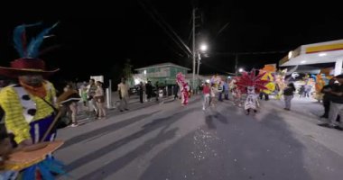George Town, Exuma, Bahamalar - 4 Ocak 2025: Junkanoo, İngiliz sömürgelerinde Afrika köleliği döneminde yapılmış ve 1700 'lere dayandığı söylenen bir festivaldir.