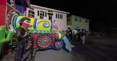 George Town, Exuma, Bahamalar - 4 Ocak 2025: Junkanoo, İngiliz sömürgelerinde Afrika köleliği döneminde yapılmış ve 1700 'lere dayandığı söylenen bir festivaldir.