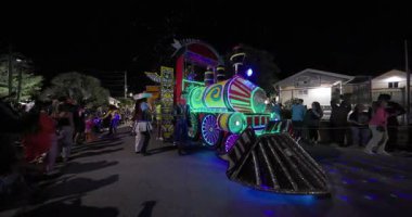 George Town, Exuma, Bahamalar - 4 Ocak 2025: Junkanoo, İngiliz sömürgelerinde Afrika köleliği döneminde yapılmış ve 1700 'lere dayandığı söylenen bir festivaldir.