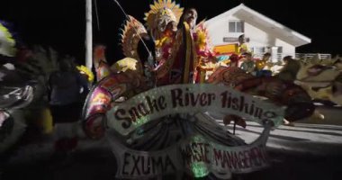 George Town, Exuma, Bahamalar - 4 Ocak 2025: Junkanoo, İngiliz sömürgelerinde Afrika köleliği döneminde yapılmış ve 1700 'lere dayandığı söylenen bir festivaldir.