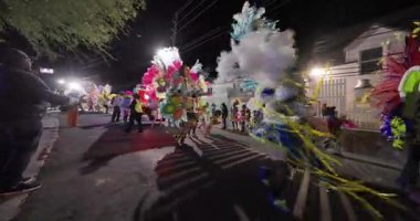 George Town, Exuma, Bahamalar - 4 Ocak 2025: Junkanoo, İngiliz sömürgelerinde Afrika köleliği döneminde yapılmış ve 1700 'lere dayandığı söylenen bir festivaldir.