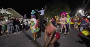 George Town, Exuma, Bahamalar - 4 Ocak 2025: Junkanoo, İngiliz sömürgelerinde Afrika köleliği döneminde yapılmış ve 1700 'lere dayandığı söylenen bir festivaldir.