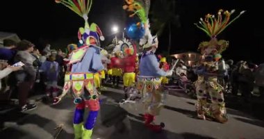 George Town, Exuma, Bahamalar - 4 Ocak 2025: Junkanoo, İngiliz sömürgelerinde Afrika köleliği döneminde yapılmış ve 1700 'lere dayandığı söylenen bir festivaldir.