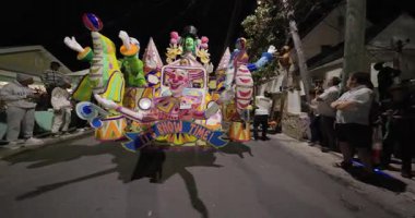 George Town, Exuma, Bahamalar - 4 Ocak 2025: Junkanoo, İngiliz sömürgelerinde Afrika köleliği döneminde yapılmış ve 1700 'lere dayandığı söylenen bir festivaldir.