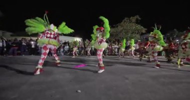 George Town, Exuma, Bahamalar - 4 Ocak 2025: Junkanoo, İngiliz sömürgelerinde Afrika köleliği döneminde yapılmış ve 1700 'lere dayandığı söylenen bir festivaldir.