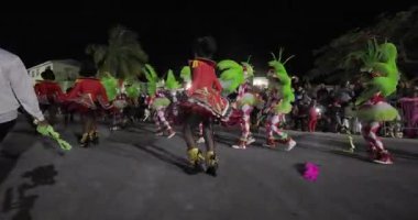 George Town, Exuma, Bahamalar - 4 Ocak 2025: Junkanoo, İngiliz sömürgelerinde Afrika köleliği döneminde yapılmış ve 1700 'lere dayandığı söylenen bir festivaldir.