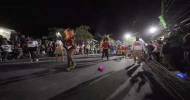 George Town, Exuma, Bahamalar - 4 Ocak 2025: Junkanoo, İngiliz sömürgelerinde Afrika köleliği döneminde yapılmış ve 1700 'lere dayandığı söylenen bir festivaldir.