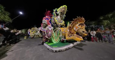 George Town, Exuma, Bahamalar - 4 Ocak 2025: Junkanoo, İngiliz sömürgelerinde Afrika köleliği döneminde yapılmış ve 1700 'lere dayandığı söylenen bir festivaldir.