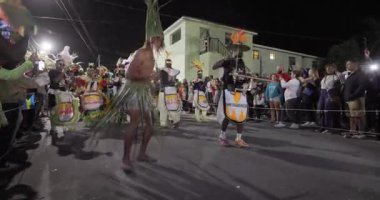 George Town, Exuma, Bahamalar - 4 Ocak 2025: Junkanoo, İngiliz sömürgelerinde Afrika köleliği döneminde yapılmış ve 1700 'lere dayandığı söylenen bir festivaldir.