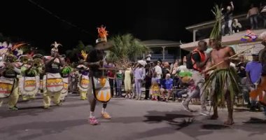 George Town, Exuma, Bahamalar - 4 Ocak 2025: Junkanoo, İngiliz sömürgelerinde Afrika köleliği döneminde yapılmış ve 1700 'lere dayandığı söylenen bir festivaldir.