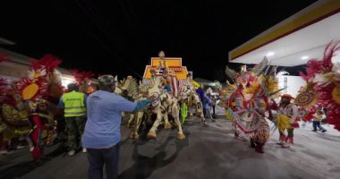 George Town, Exuma, Bahamalar - 4 Ocak 2025: Junkanoo, İngiliz sömürgelerinde Afrika köleliği döneminde yapılmış ve 1700 'lere dayandığı söylenen bir festivaldir.