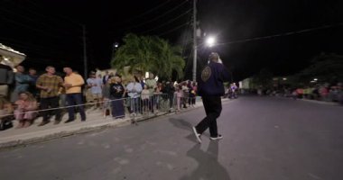 George Town, Exuma, Bahamalar - 4 Ocak 2025: Junkanoo, İngiliz sömürgelerinde Afrika köleliği döneminde yapılmış ve 1700 'lere dayandığı söylenen bir festivaldir.