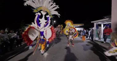 George Town, Exuma, Bahamalar - 4 Ocak 2025: Junkanoo, İngiliz sömürgelerinde Afrika köleliği döneminde yapılmış ve 1700 'lere dayandığı söylenen bir festivaldir.