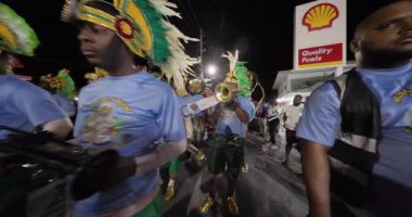 George Town, Exuma, Bahamalar - 4 Ocak 2025: Junkanoo, İngiliz sömürgelerinde Afrika köleliği döneminde yapılmış ve 1700 'lere dayandığı söylenen bir festivaldir.
