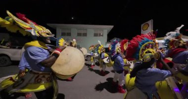 George Town, Exuma, Bahamalar - 4 Ocak 2025: Junkanoo, İngiliz sömürgelerinde Afrika köleliği döneminde yapılmış ve 1700 'lere dayandığı söylenen bir festivaldir.