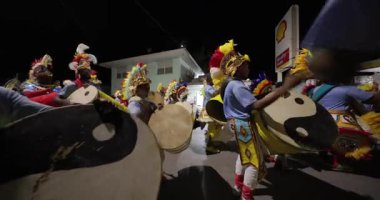 George Town, Exuma, Bahamalar - 4 Ocak 2025: Junkanoo, İngiliz sömürgelerinde Afrika köleliği döneminde yapılmış ve 1700 'lere dayandığı söylenen bir festivaldir.