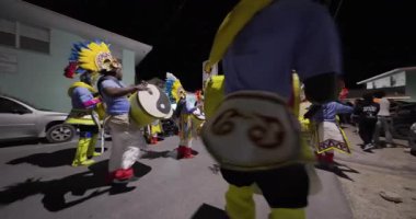 George Town, Exuma, Bahamalar - 4 Ocak 2025: Junkanoo, İngiliz sömürgelerinde Afrika köleliği döneminde yapılmış ve 1700 'lere dayandığı söylenen bir festivaldir.