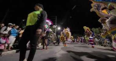 George Town, Exuma, Bahamalar - 4 Ocak 2025: Junkanoo, İngiliz sömürgelerinde Afrika köleliği döneminde yapılmış ve 1700 'lere dayandığı söylenen bir festivaldir.