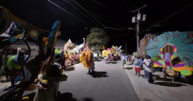 George Town, Exuma, Bahamalar - 4 Ocak 2025: Junkanoo, İngiliz sömürgelerinde Afrika köleliği döneminde yapılmış ve 1700 'lere dayandığı söylenen bir festivaldir.