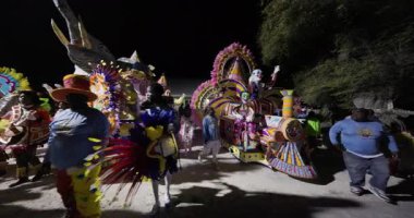 George Town, Exuma, Bahamalar - 4 Ocak 2025: Junkanoo, İngiliz sömürgelerinde Afrika köleliği döneminde yapılmış ve 1700 'lere dayandığı söylenen bir festivaldir.