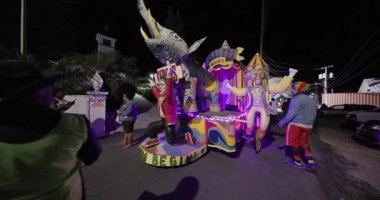 George Town, Exuma, Bahamalar - 4 Ocak 2025: Junkanoo, İngiliz sömürgelerinde Afrika köleliği döneminde yapılmış ve 1700 'lere dayandığı söylenen bir festivaldir.