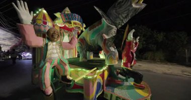 George Town, Exuma, Bahamalar - 4 Ocak 2025: Junkanoo, İngiliz sömürgelerinde Afrika köleliği döneminde yapılmış ve 1700 'lere dayandığı söylenen bir festivaldir.