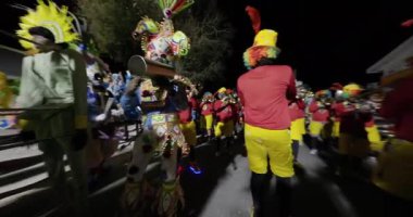 George Town, Exuma, Bahamalar - 4 Ocak 2025: Junkanoo, İngiliz sömürgelerinde Afrika köleliği döneminde yapılmış ve 1700 'lere dayandığı söylenen bir festivaldir.