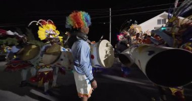 George Town, Exuma, Bahamalar - 4 Ocak 2025: Junkanoo, İngiliz sömürgelerinde Afrika köleliği döneminde yapılmış ve 1700 'lere dayandığı söylenen bir festivaldir.