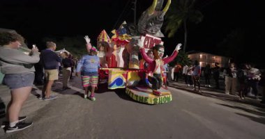 George Town, Exuma, Bahamalar - 4 Ocak 2025: Junkanoo, İngiliz sömürgelerinde Afrika köleliği döneminde yapılmış ve 1700 'lere dayandığı söylenen bir festivaldir.