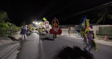 George Town, Exuma, Bahamalar - 4 Ocak 2025: Junkanoo, İngiliz sömürgelerinde Afrika köleliği döneminde yapılmış ve 1700 'lere dayandığı söylenen bir festivaldir.