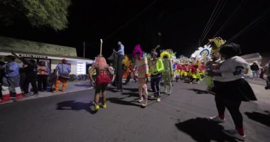 George Town, Exuma, Bahamalar - 4 Ocak 2025: Junkanoo, İngiliz sömürgelerinde Afrika köleliği döneminde yapılmış ve 1700 'lere dayandığı söylenen bir festivaldir.