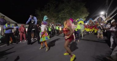 George Town, Exuma, Bahamalar - 4 Ocak 2025: Junkanoo, İngiliz sömürgelerinde Afrika köleliği döneminde yapılmış ve 1700 'lere dayandığı söylenen bir festivaldir.