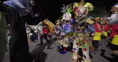 George Town, Exuma, Bahamalar - 4 Ocak 2025: Junkanoo, İngiliz sömürgelerinde Afrika köleliği döneminde yapılmış ve 1700 'lere dayandığı söylenen bir festivaldir.
