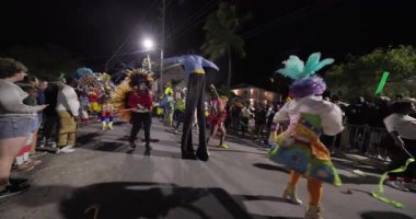George Town, Exuma, Bahamalar - 4 Ocak 2025: Junkanoo, İngiliz sömürgelerinde Afrika köleliği döneminde yapılmış ve 1700 'lere dayandığı söylenen bir festivaldir.