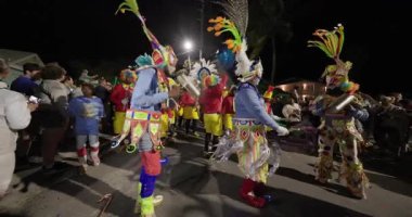 George Town, Exuma, Bahamalar - 4 Ocak 2025: Junkanoo, İngiliz sömürgelerinde Afrika köleliği döneminde yapılmış ve 1700 'lere dayandığı söylenen bir festivaldir.