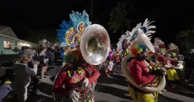 George Town, Exuma, Bahamalar - 4 Ocak 2025: Junkanoo, İngiliz sömürgelerinde Afrika köleliği döneminde yapılmış ve 1700 'lere dayandığı söylenen bir festivaldir.