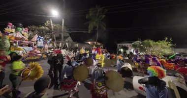 George Town, Exuma, Bahamalar - 4 Ocak 2025: Junkanoo, İngiliz sömürgelerinde Afrika köleliği döneminde yapılmış ve 1700 'lere dayandığı söylenen bir festivaldir.