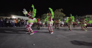George Town, Exuma, Bahamalar - 4 Ocak 2025: Junkanoo, İngiliz sömürgelerinde Afrika köleliği döneminde yapılmış ve 1700 'lere dayandığı söylenen bir festivaldir.