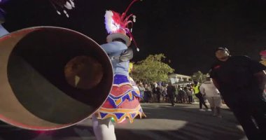 George Town, Exuma, Bahamalar - 4 Ocak 2025: Junkanoo, İngiliz sömürgelerinde Afrika köleliği döneminde yapılmış ve 1700 'lere dayandığı söylenen bir festivaldir.