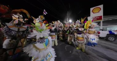 George Town, Exuma, Bahamalar - 4 Ocak 2025: Junkanoo, İngiliz sömürgelerinde Afrika köleliği döneminde yapılmış ve 1700 'lere dayandığı söylenen bir festivaldir.