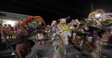 George Town, Exuma, Bahamalar - 4 Ocak 2025: Junkanoo, İngiliz sömürgelerinde Afrika köleliği döneminde yapılmış ve 1700 'lere dayandığı söylenen bir festivaldir.