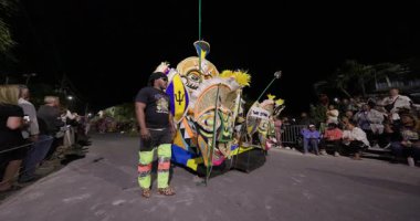George Town, Exuma, Bahamalar - 4 Ocak 2025: Junkanoo, İngiliz sömürgelerinde Afrika köleliği döneminde yapılmış ve 1700 'lere dayandığı söylenen bir festivaldir.
