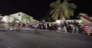 George Town, Exuma, Bahamalar - 4 Ocak 2025: Junkanoo, İngiliz sömürgelerinde Afrika köleliği döneminde yapılmış ve 1700 'lere dayandığı söylenen bir festivaldir.