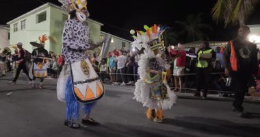 George Town, Exuma, Bahamalar - 4 Ocak 2025: Junkanoo, İngiliz sömürgelerinde Afrika köleliği döneminde yapılmış ve 1700 'lere dayandığı söylenen bir festivaldir.